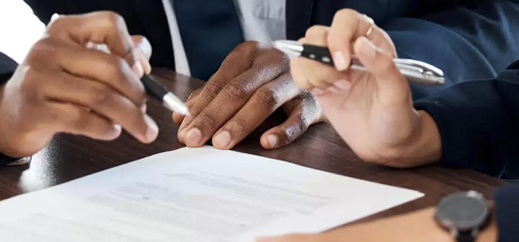 Photo Woman Holding a Piece of Paper